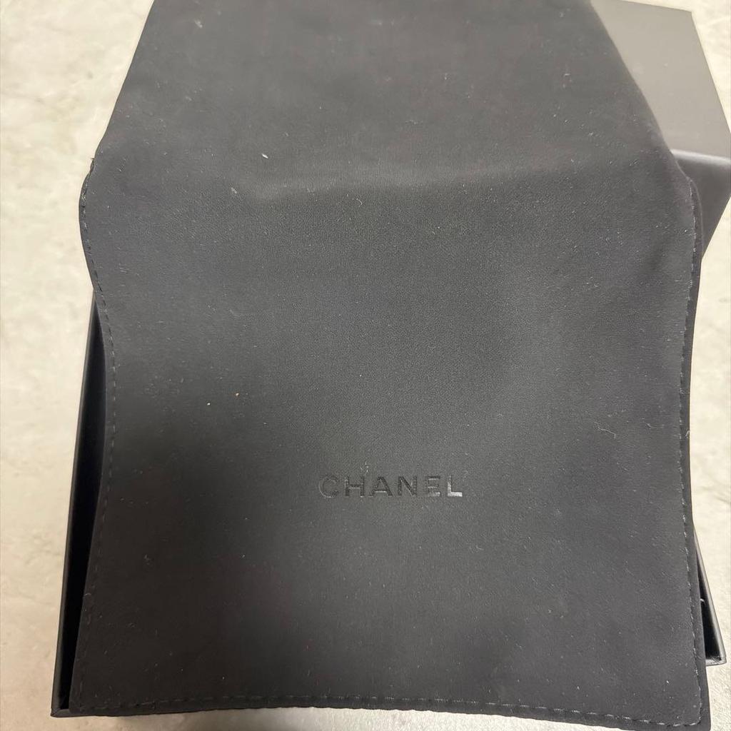 Used Gold Hardware, Caviar Skin, CHANEL, Black, Tri-fold Wallet, Used by a Woman
