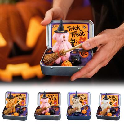 Halloweenbjörn i låda för bus eller godis med häxfilt, mantel, pumpa och katt