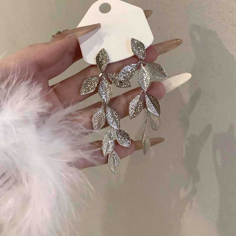 

2025 новые серьги-кисточки с листьями, женские нишевые дизайнерские модные серьги-гвоздики, серьги класса люкс, женские