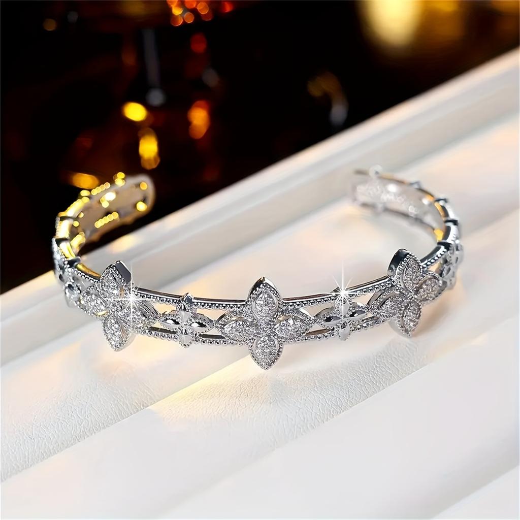 1pcs Four-leaf bracelet Elegant and lightweight jewelry with hollow designs is suitable as a gift for birthdays and Valentine's Day