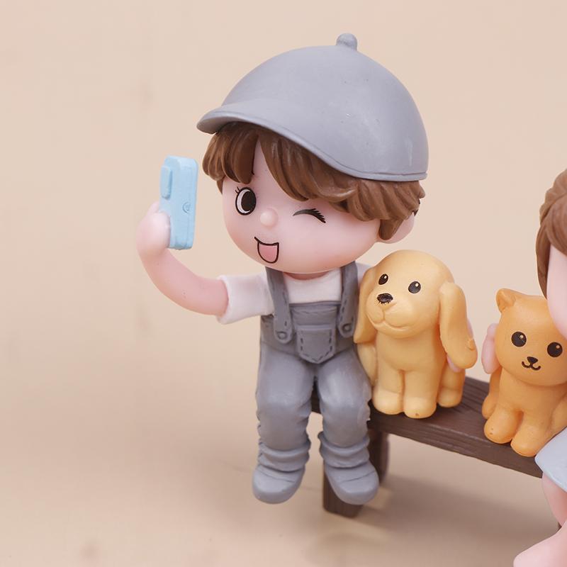 2Pcs/Pair Cute Lovers Taking Selfies On A Stool Cake Decoration Car Ornament Couple Figurines Miniature Craft Fairy Garden Decor