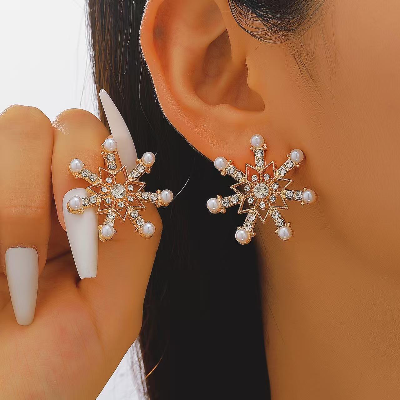 Fashion Romantic Inlay Zircon Imitation Pearl Hollowed-out Snowflake Stud Earrings for Women Exquisite Luxury Christmas Jewelry