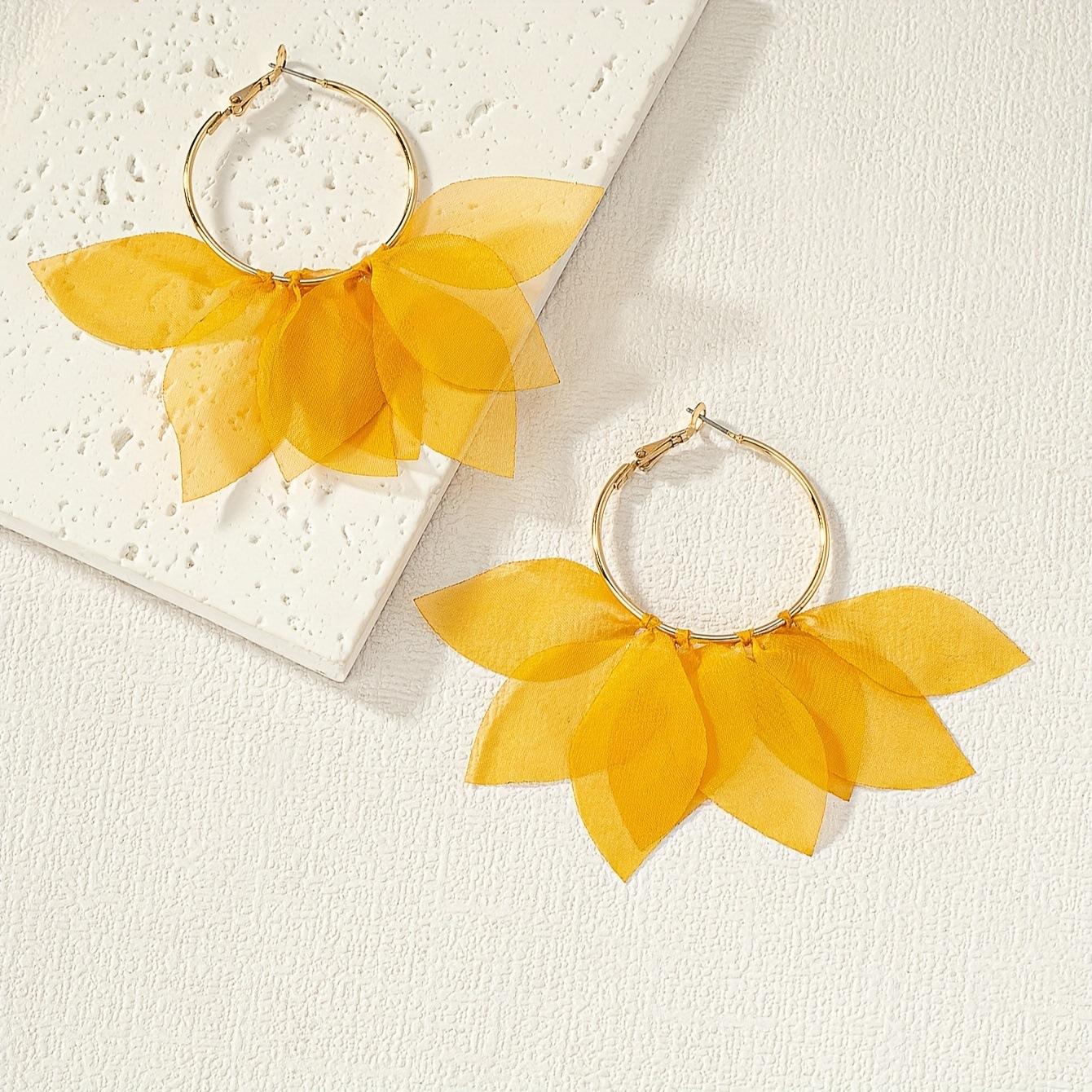 

Yellow leaf earrings fabric, light and bright atmosphere, textured, suitable for photography, travel and vacation in all seasons золотий