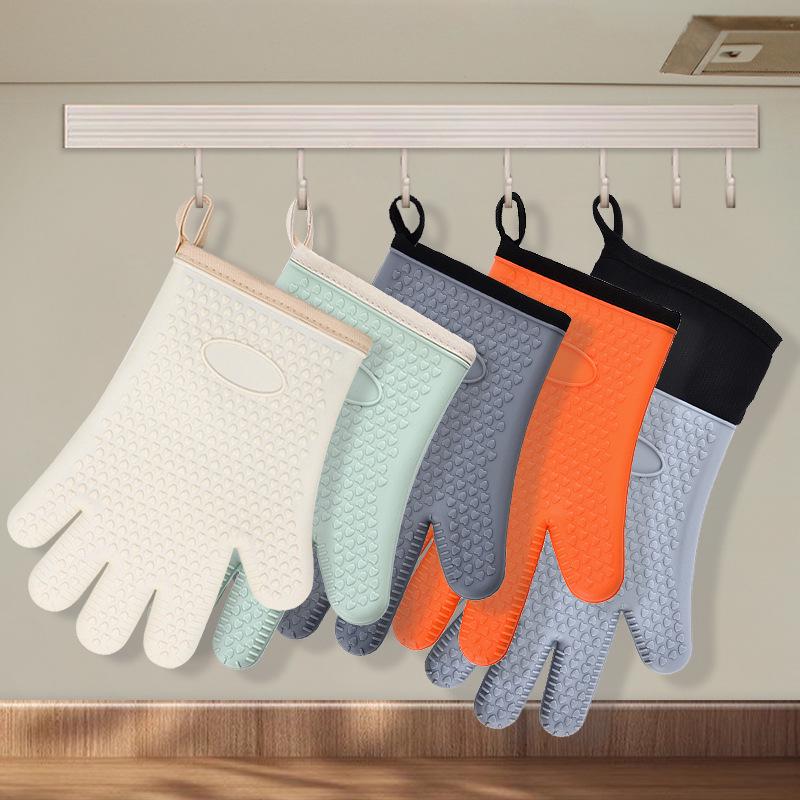 Heart-Shaped Silicone Insulated Oven Mitts: Cotton-Padded, Heat-Resistant, Five-Finger Design for Cooking and Baking.