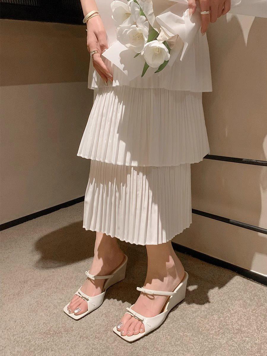 

Французская элегантность с квадратным носком лето новый темперамент 2025 босоножки с открытым носком на высоком каблуке бант танкетка шлепанцы женские слово 42 белый