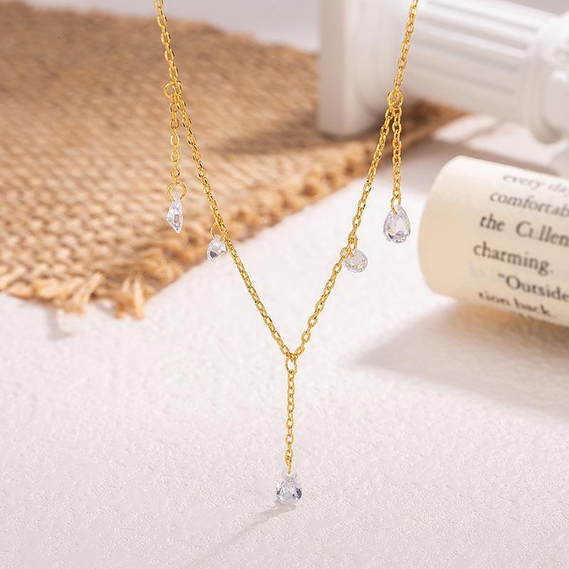 Raffinata Collana con Ciondolo a Goccia d'Acqua con Zirconi e Nappa Dorata in Argento Sterling 925