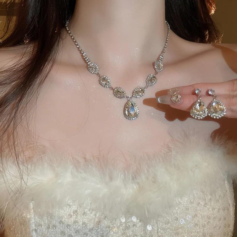Übertriebenes eingelegtes Strass 2-teiliges Set Wassertropfen-Armband Geometrische Halskette Luxus-Ohrring Temperament Zirkon-Sets für Frauen