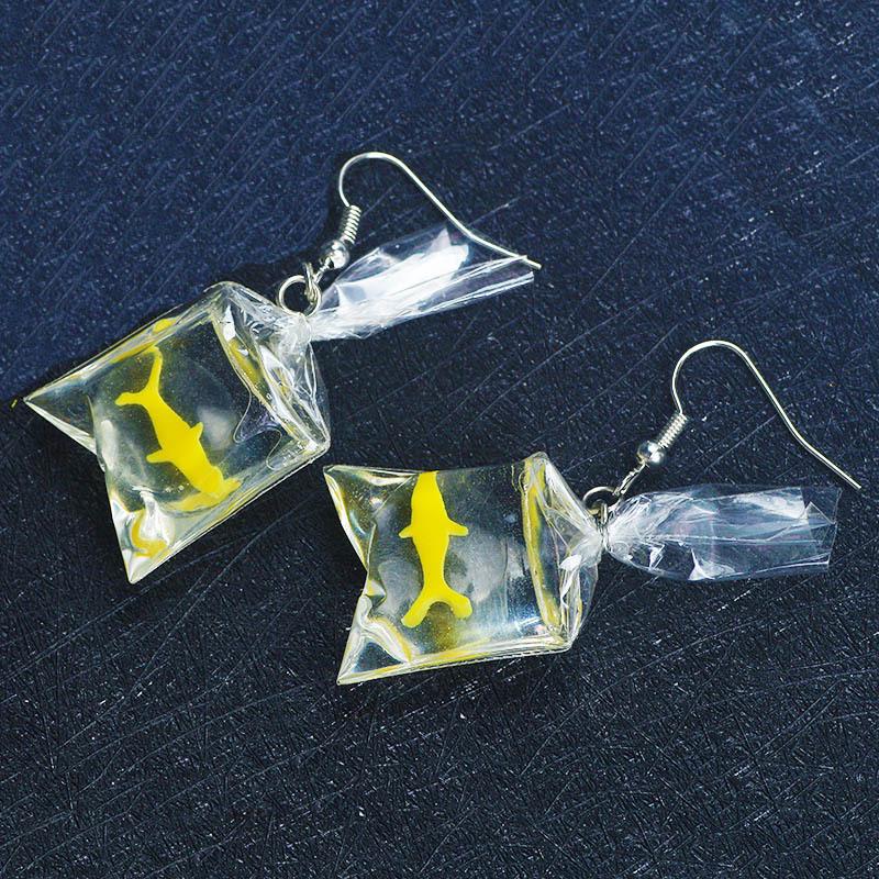 

Интригующие серьги с золотыми рыбками для освежающего летнего образа жёлтый