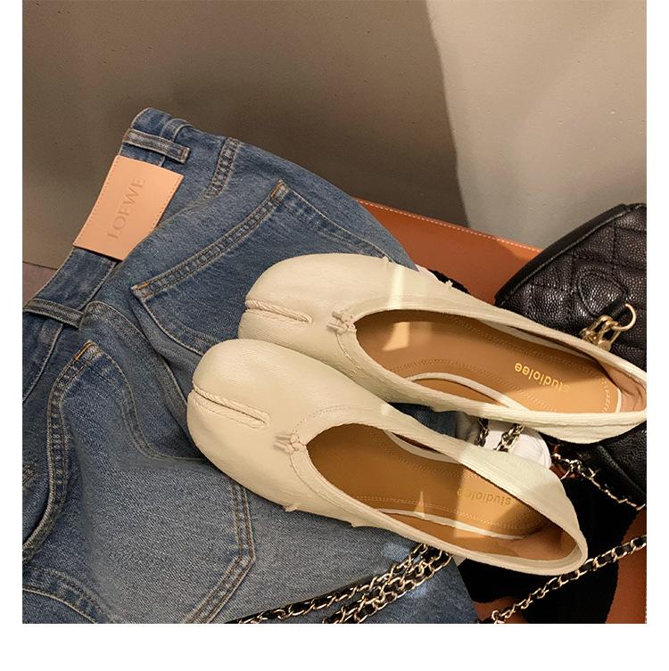 Streng ausgewählte Traubenmutter, der gleiche modische runde Kopf, flacher Ausschnitt, ein Riemen, kleine niedrigabsatzige Schweinsfußschuhe, Zehentrenner, w