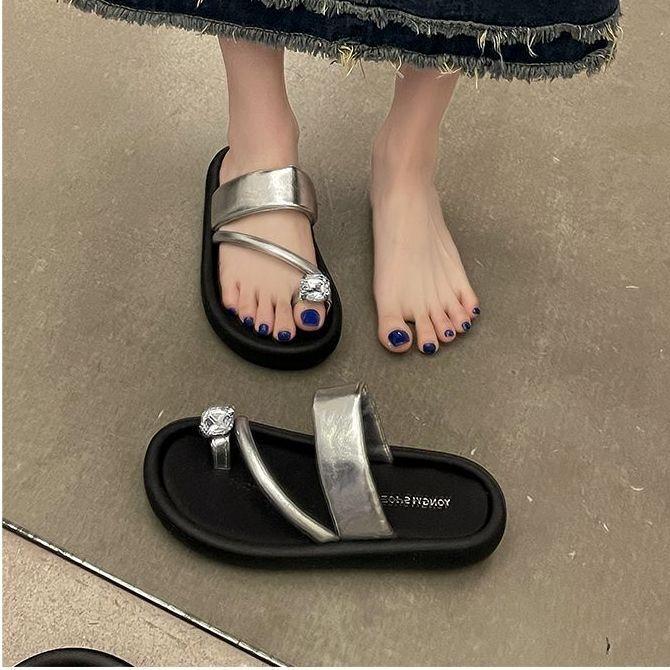 

Крутые тапочки женские летние модные новые модные для выхода платформа пляжная обувь 40 серебряный