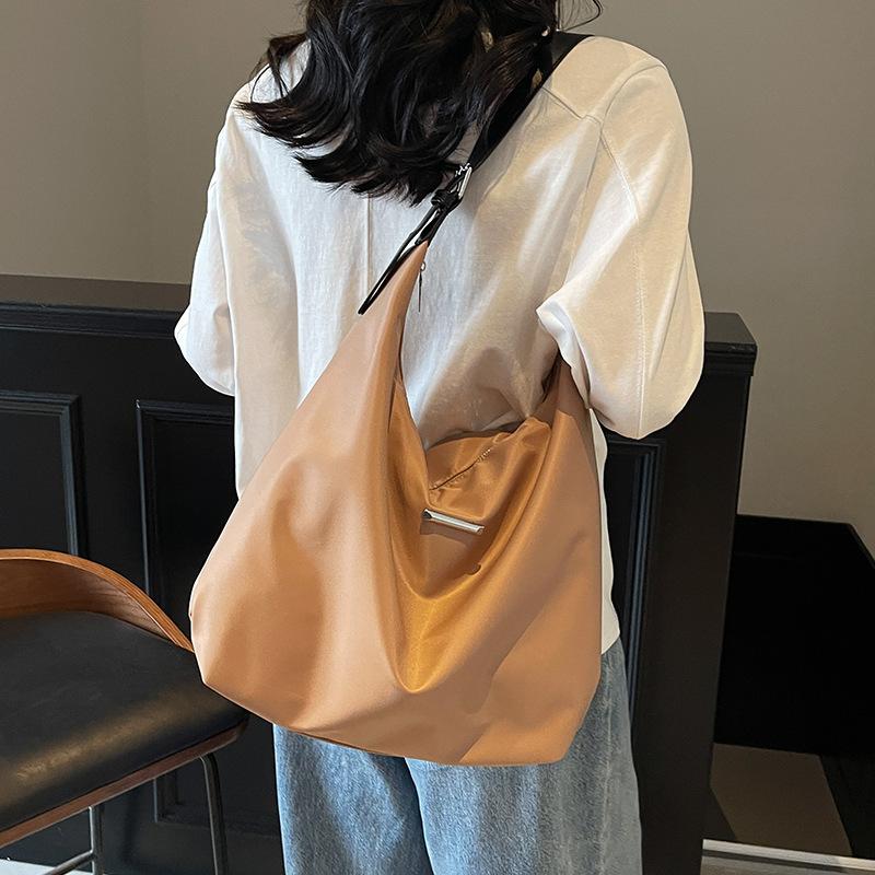 Korean Version of Foreign Style 2025 Leisure Bag, New Large-capacity Oxford Buttot Bag, Female Student Commuting Shoulder Oblique Span Bag