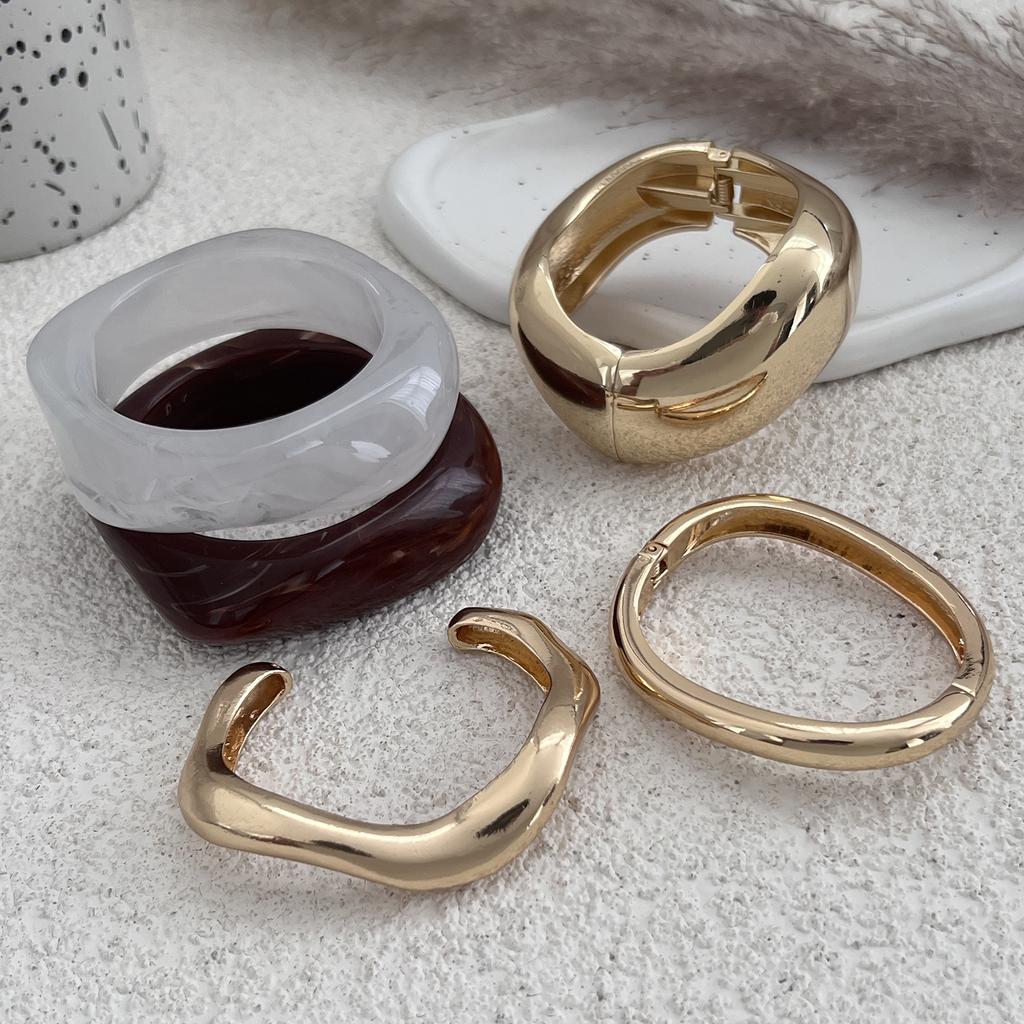 Salircon Klobige Punk Überzogene Dicke Harz Acryl Armreifen für Frauen Männer Geometrische Unregelmäßige Metall Armreif Armbänder Schmuck