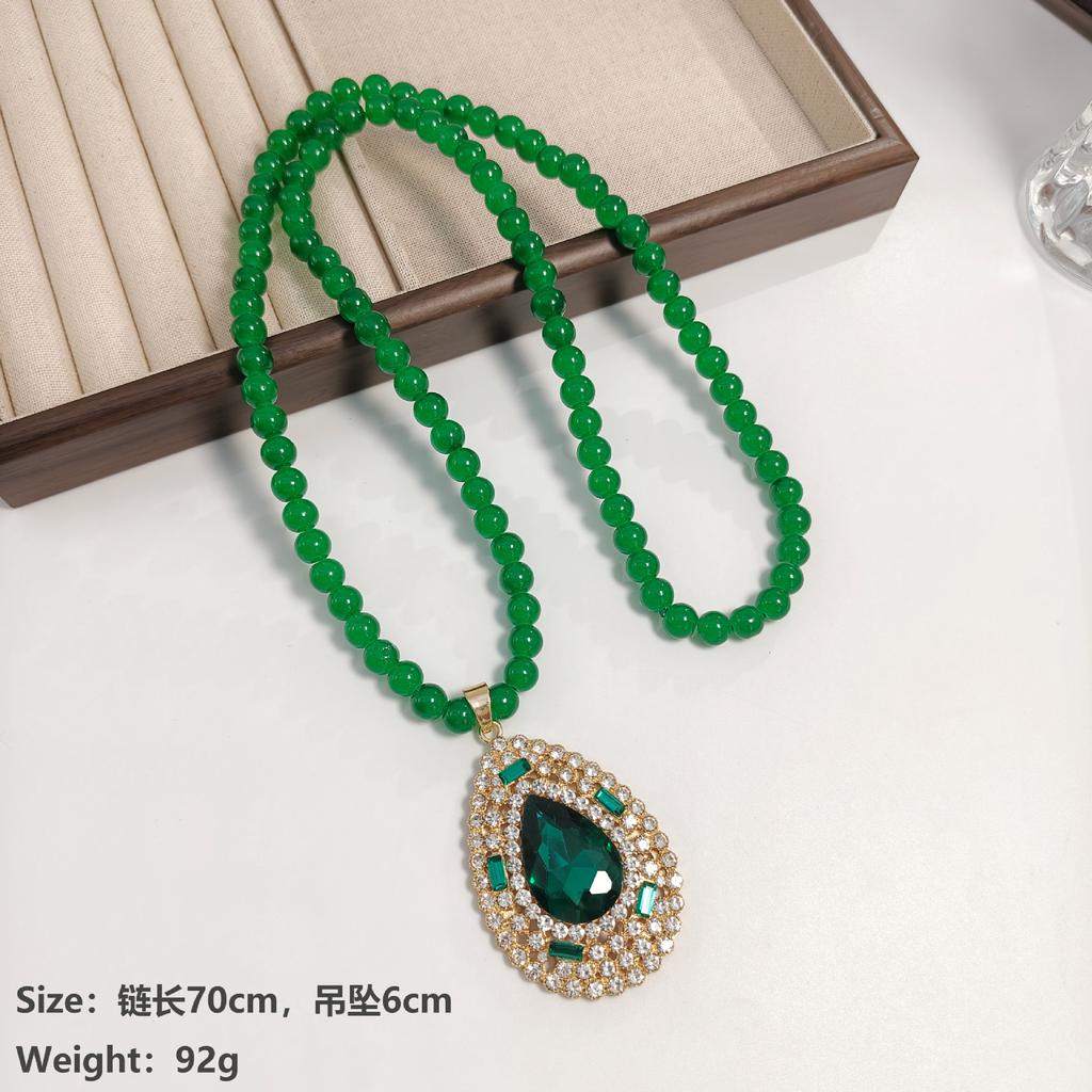 A Niche Retro Emerald Teardrop Long Necklace and Sweater Chain, Exuding A Fashionable and High-end Vibe for Women