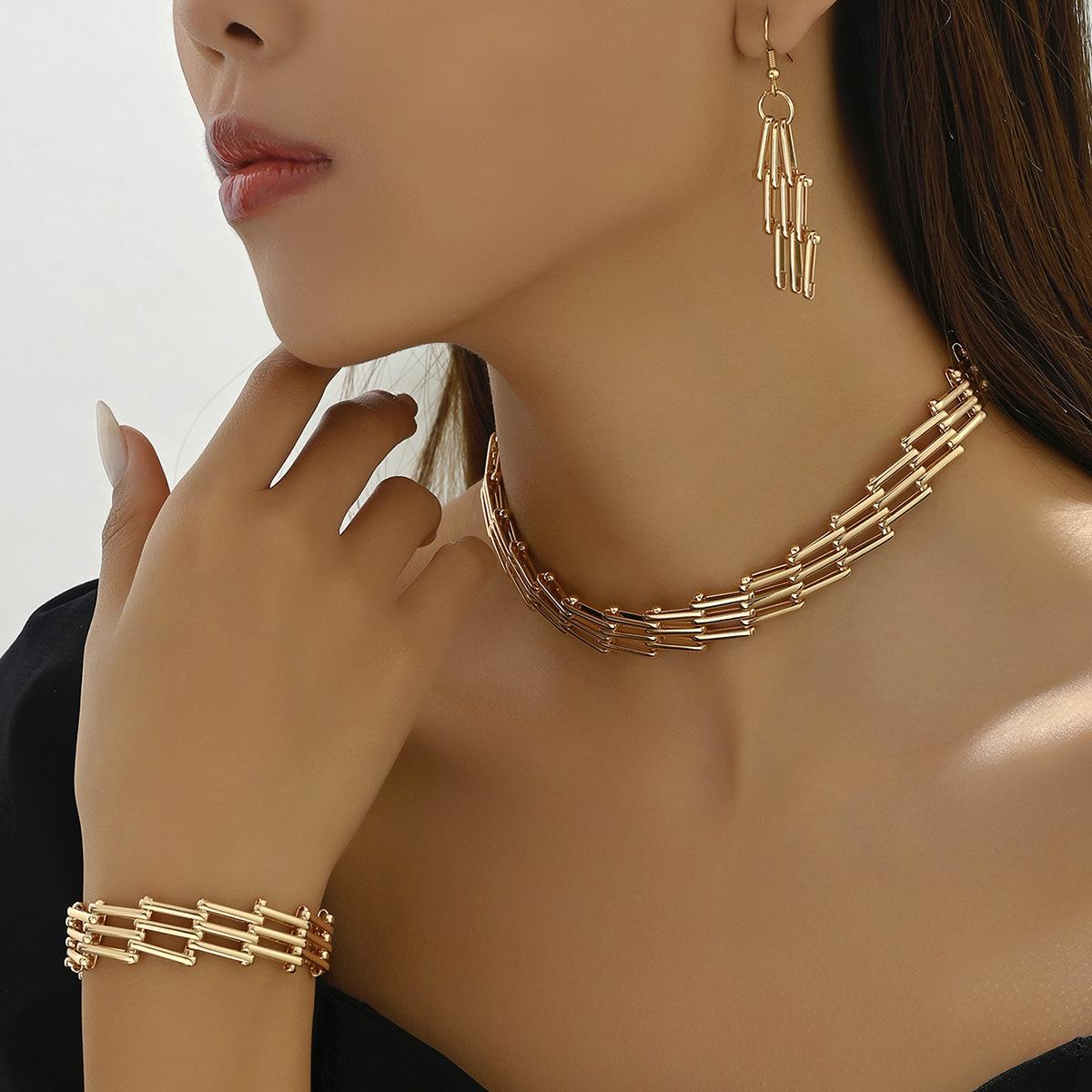 

Модные украшения для женщин золотой