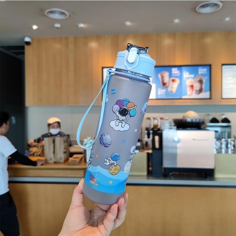 650ml Cute Cartoon Astronaut Heat-Transfer Plastic Cup Outdoor Sports Portable Lanyard Straw Locking Student Water Cup
