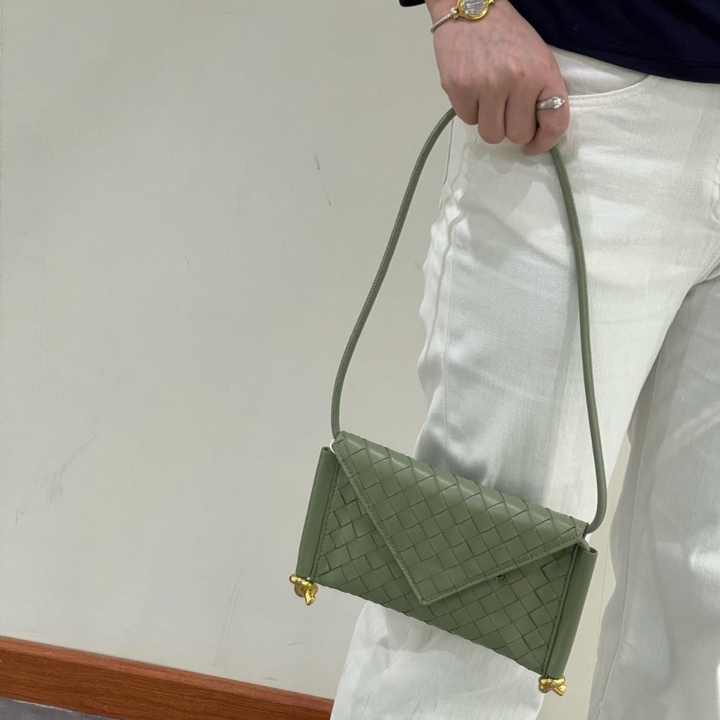 Autumn and winter small fragrant style versatile woven bag simple casual shoulder envelope bag fashionable commuter flip sheepskin bag women