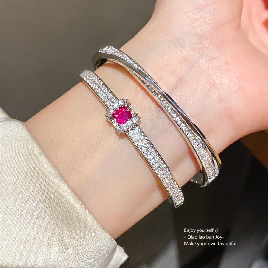 Geometric Zircon Round Fashion Bracelet With Silver Finish For Casual Wear And Gift