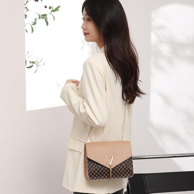 Kedja, fashionabel och enkel damväska, ny liten fyrkantig väska med bokstavsfransar, tryckt axelväska med prickar, en del.