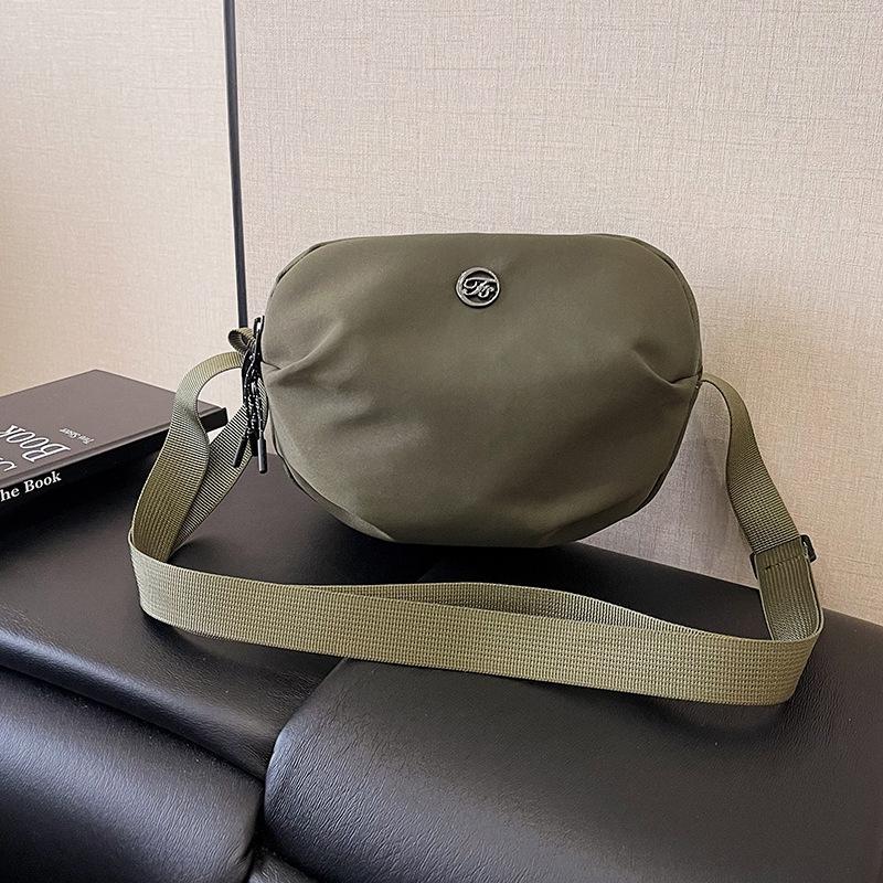 

Lightweight nylon small bag New fashion trend messenger bag Men s and women s casual shoulder bag Portable mobile phone bag single package зелёный