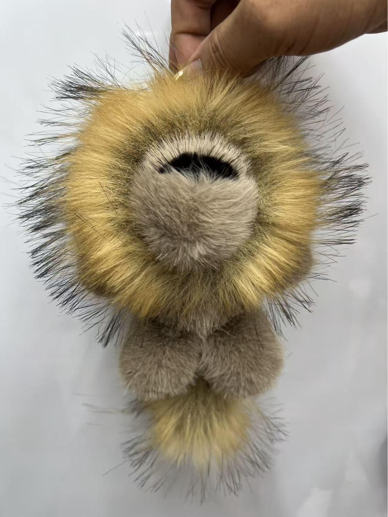 Плюшевый Львенок с Брелоком из Меха Выдры – Милый Шарм для Женской Сумки