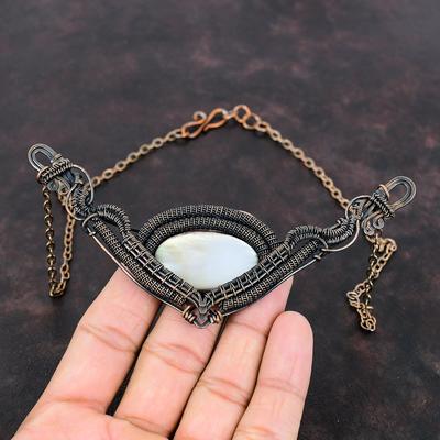 Parelmoeren edelsteen ketting met verstelbare schakels, omwikkeld met koperdraad. Handgemaakte, gloednieuwe koperdraad sieraden, een perfect cadeau voor haar.
