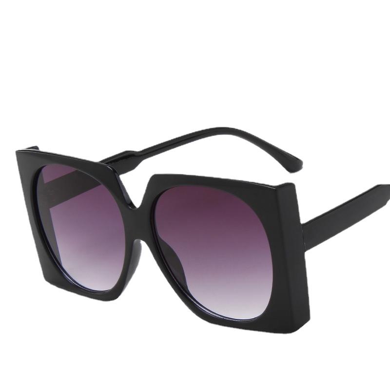 

Стильные солнцезащитные очки в большой оправе. Новый стиль. Солнцезащитные очки с квадратными линзами и толстыми краями. one size