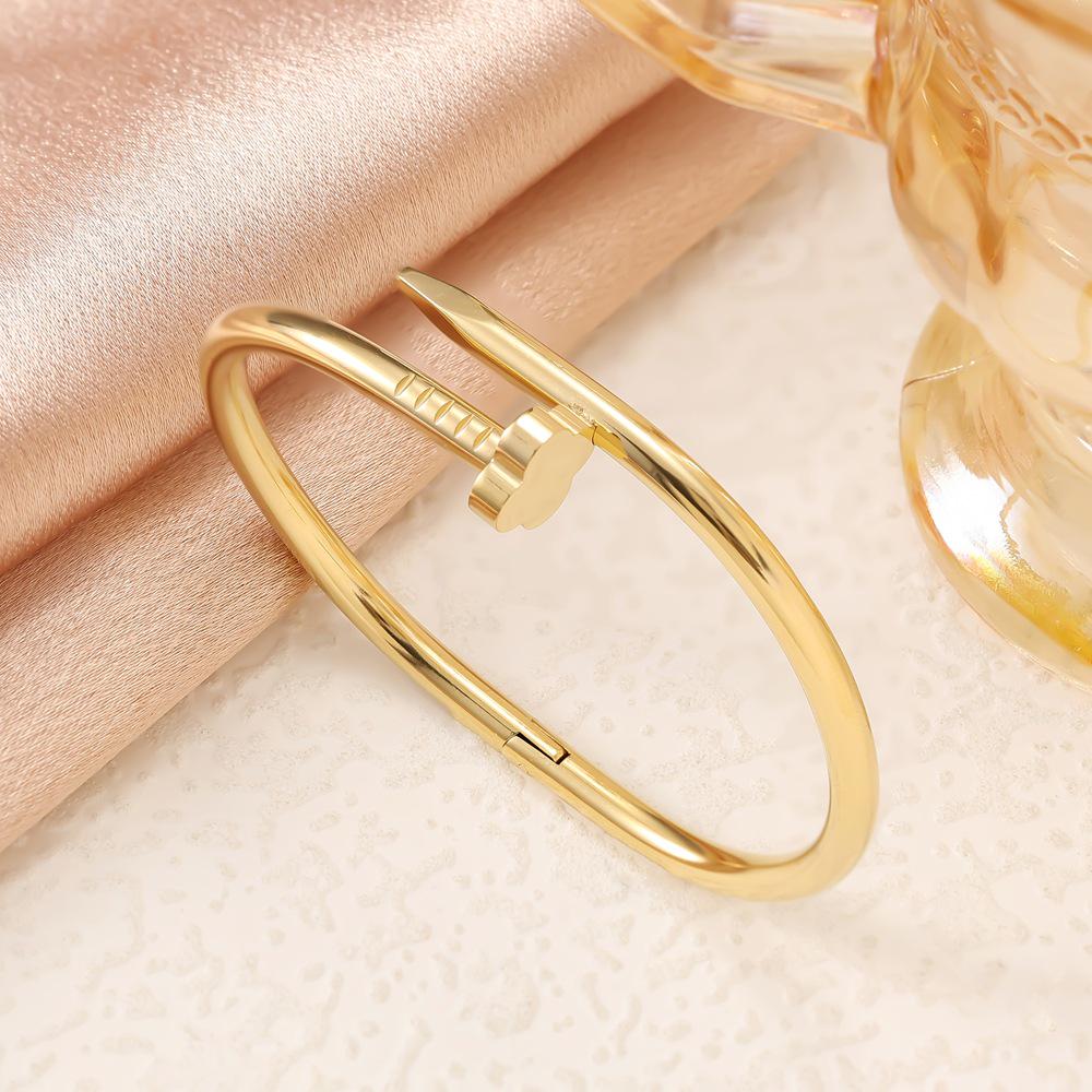 Edelstahl Gold Vierblättriges Kleeblatt Armband Set: Enthält Nagel-, Strass- und Hohlmuster beige