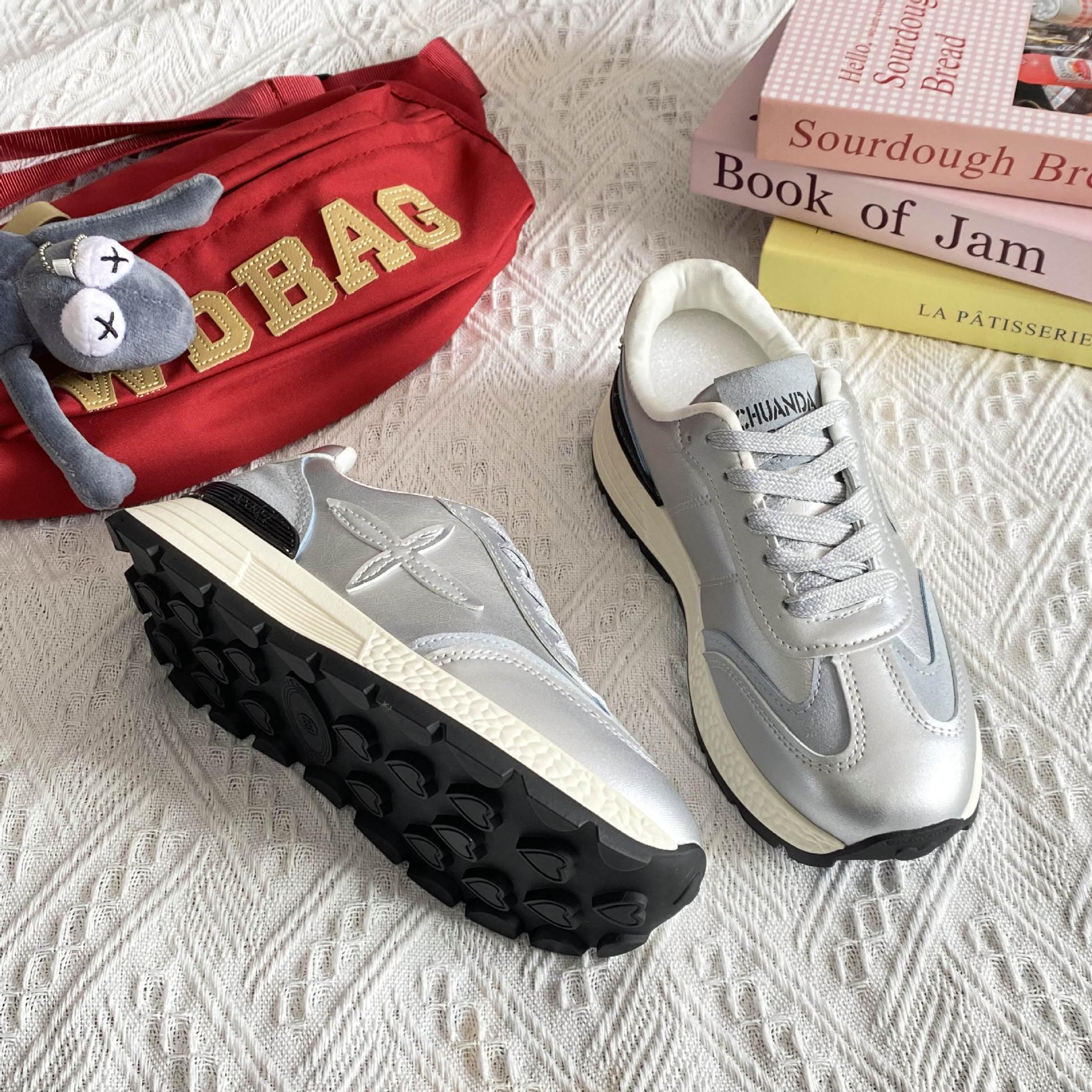 

Platform sneakers women s 2025 spring and autumn new spring soft-soled non-slip running little white shoes versatile leather dad shoes 40 серебряный
