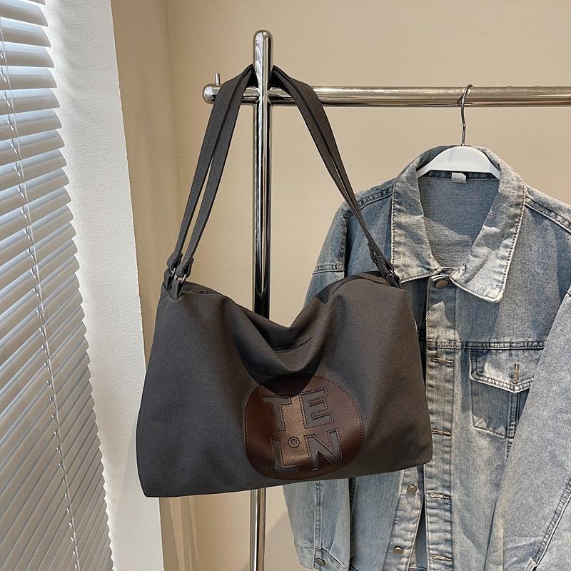 Bag women's large-capacity 2025 new spring niche design single shoulder foreign style student class commuting tote bag