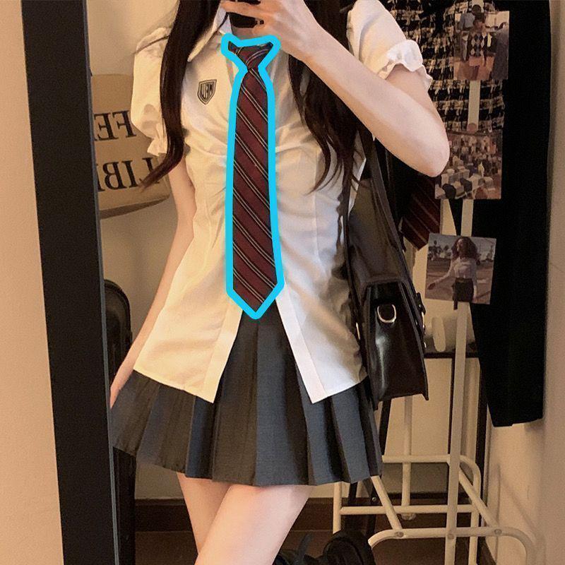 

Женский комплект: плиссированная юбка с завышенной талией и блузка с оборками и завязками M