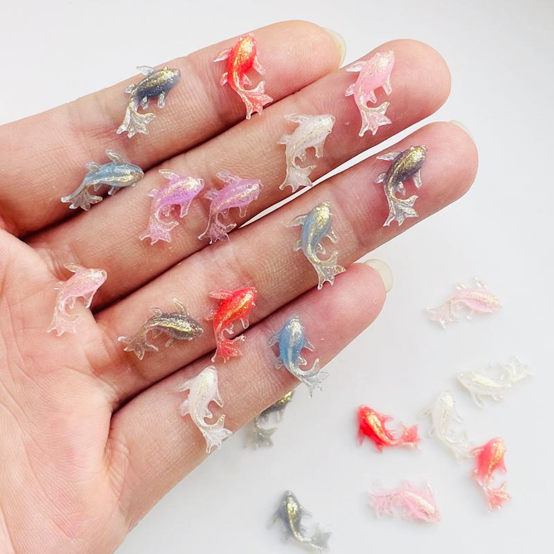 100 Pcs New 12*15Mm Cute Mini Shiny Cartoon Goldfish Resin Figurine Crafts Flatback Ornament Jewelry Making Hairwear Accessories