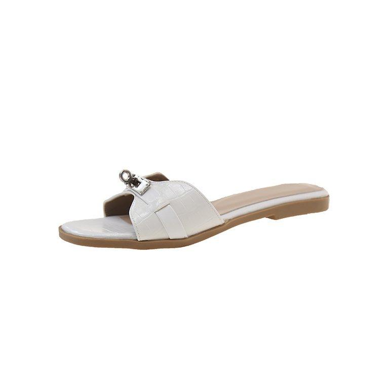 

2024 new open-toed crocodile pattern patent leather metal buckle flat-bottomed slippers for women wearing one-word beach sandals in summer 35 белый