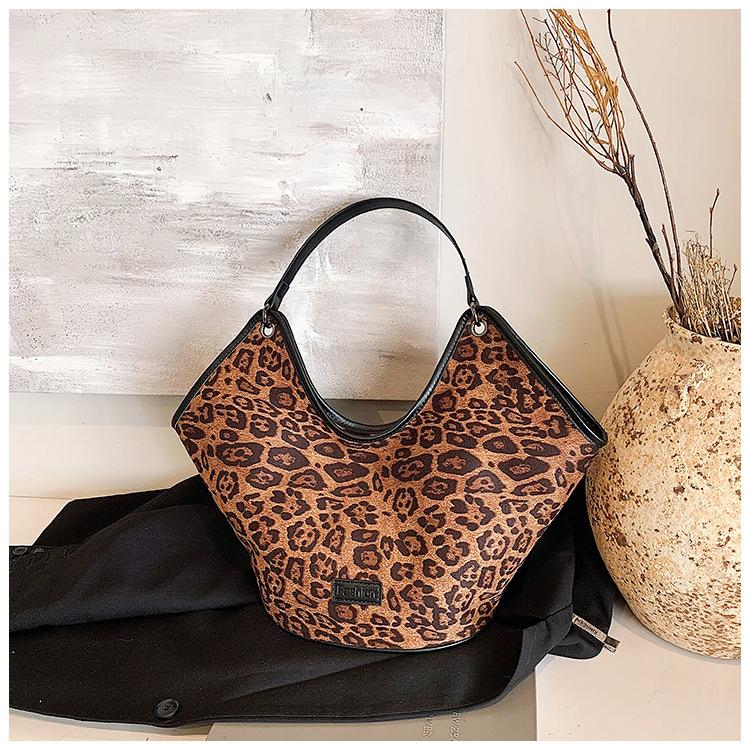 

Винтажная сумка большой вместимости с леопардовым принтом женская 2025 новая осенне-зимняя дорожная сумка на плечо тоут сумка-ведро коричневый