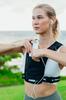 Gilet de course Spigen, Léger et confortable pour une utilisation en extérieur, Convient aux appareils jusqu'à 6,9 pouces, Comprend de petites poches pour organiser les articles de course, Réfle