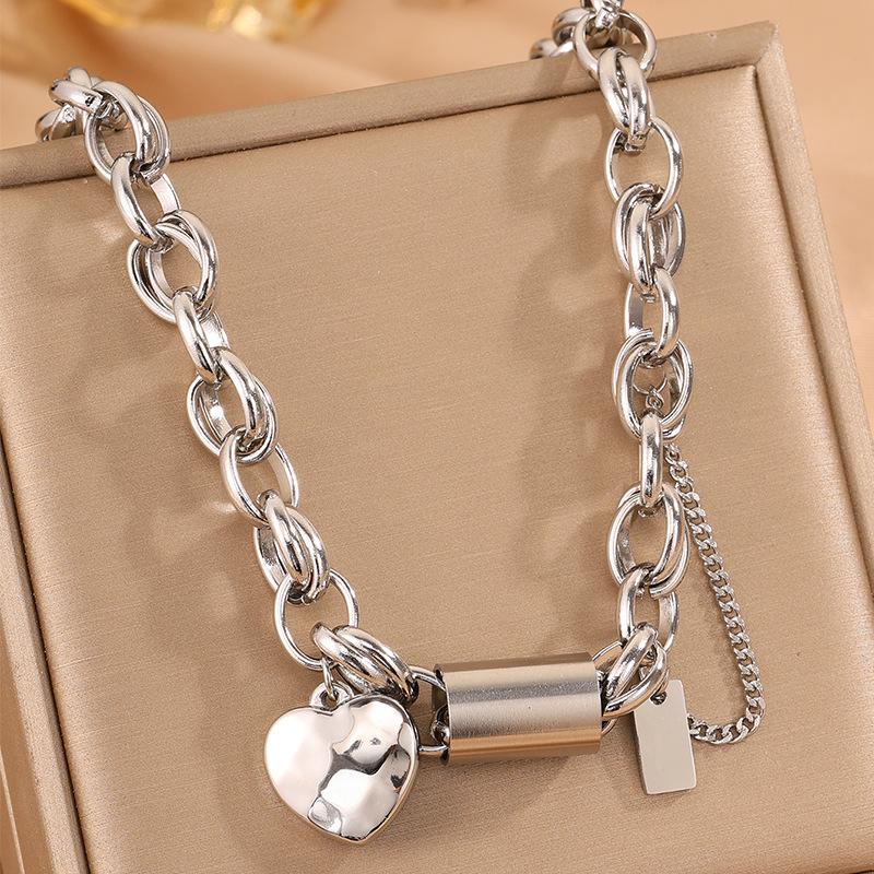 Titanium steel necklace, high-end Cuban necklace, light luxury women, fashion explosion niche titanium steel non-fading necklace