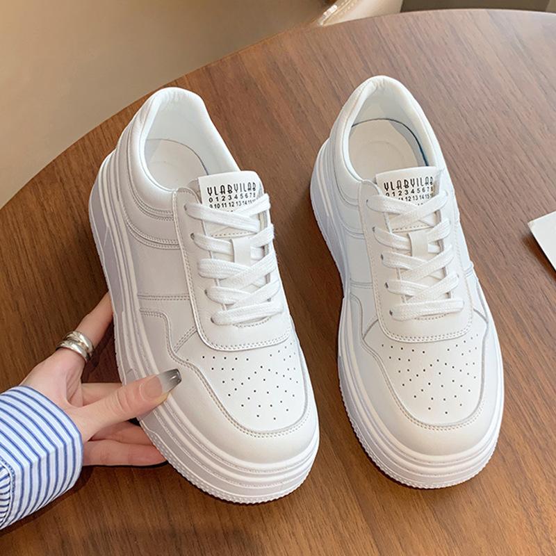 Gut aussehende Echtleder Weiße Schuhe für Damen Frühling und Sommer Neu Vielseitige Dicke Sohle Höhenerhöhende Board-Schuhe Lässiger Sneaker