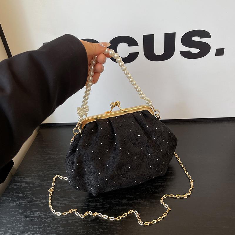 Pearl Shell Bag With Metal Chain And Beaded Details For Casual Daily Use