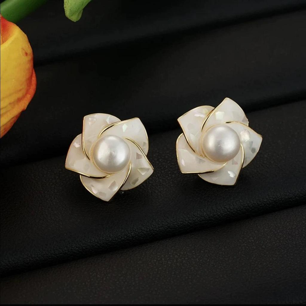 French Retro Camellia Pearl Stud Earrings - Elegant, High-Class, Exquisite Light Luxury Flower Accessories