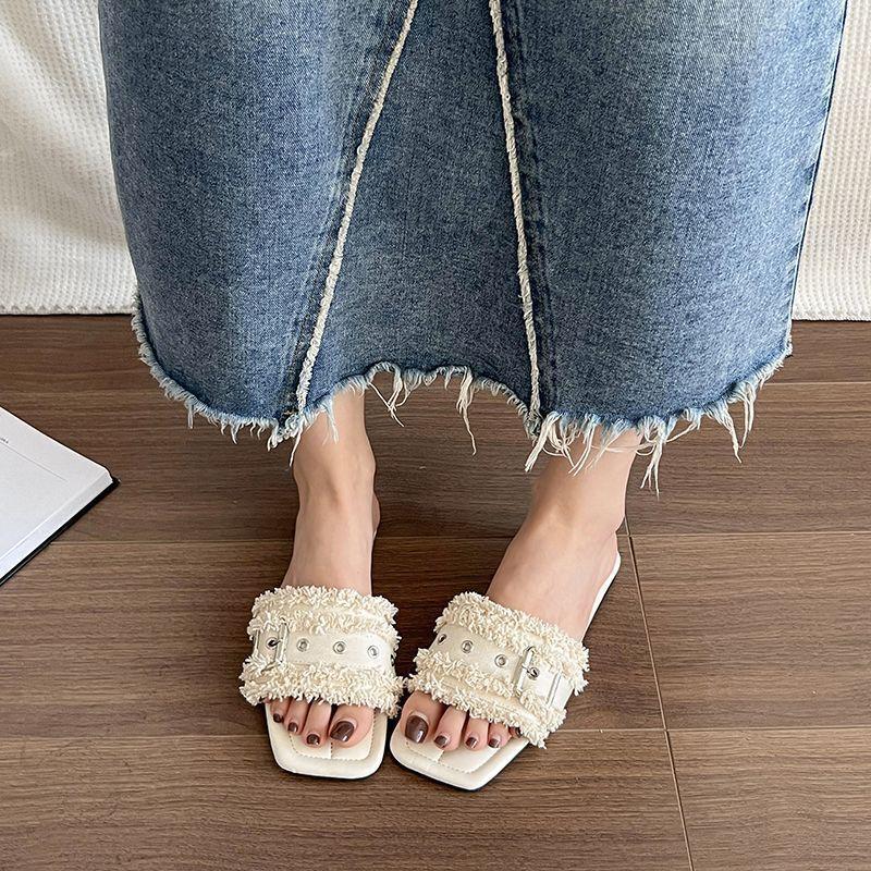 Xiaoxiangfeng flat-bottomed cool slippers 2025 new super fire French going out beach shoes women's summer wear fashion and high sense