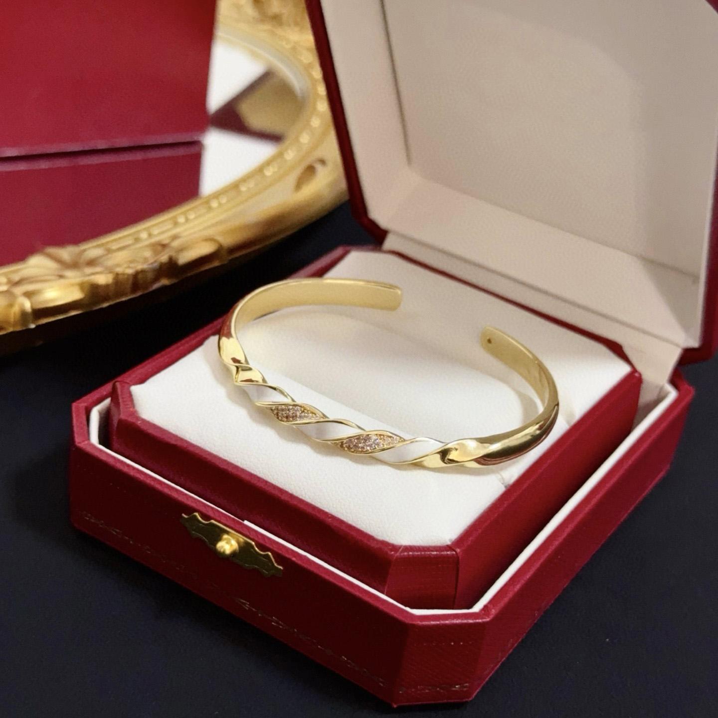 

Open Rotating Bracelet of High Quality V Micro Inlaid Craftsmanship 18K Gold Plating Material Unisex Gift for Girlfriend open золотий
