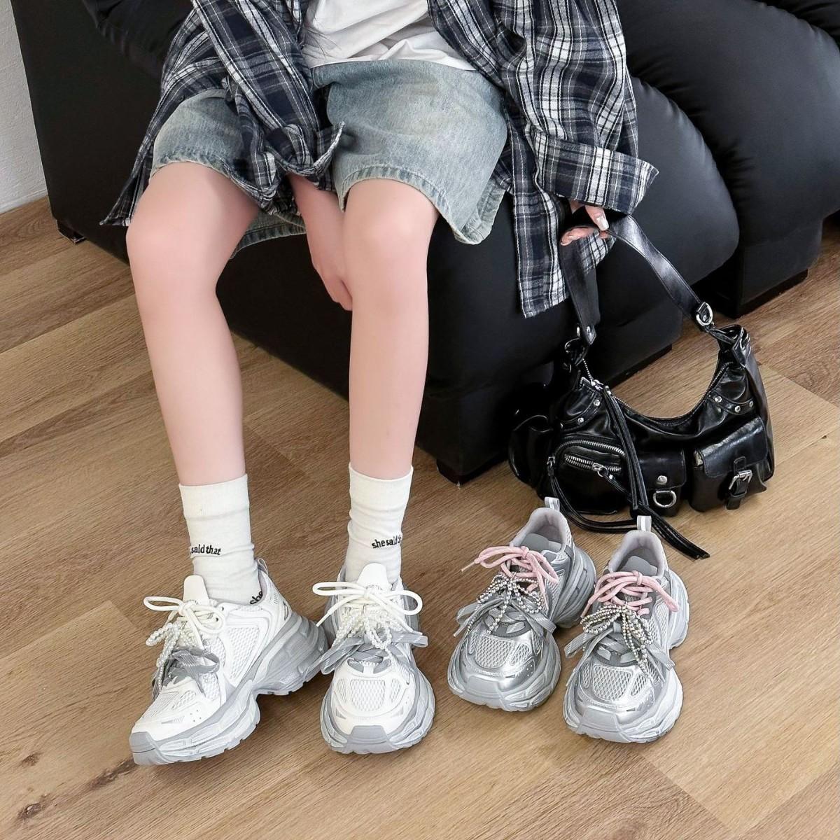 

Женские туфли для папы с толстой подошвой, украшенные бисером, популярная весна 2025 года, новая универсальная обувь для спорта и отдыха с дышащей поверхностью из сетчатого материала 40 серебряный