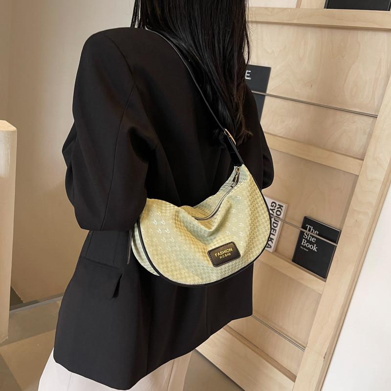 Stylish Pu Dumpling Bag Versatile Summer Shoulder Bag With Soft Medium Hardness And Zipper Closure
