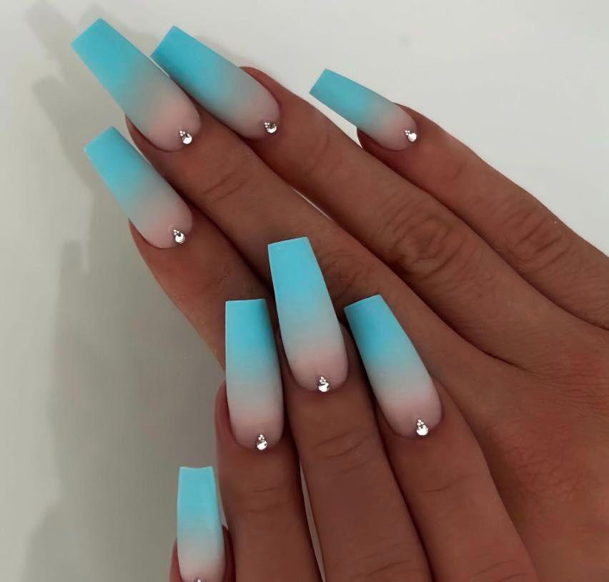 Европейские и американские длинные конические ногти с синим градиентом и стразами