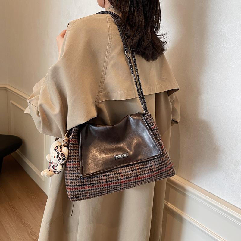 Contrasting colors, fashionable large-capacity bags, women's 2025 spring new foreign-style shoulder bags, woolen personalized ins tote bags