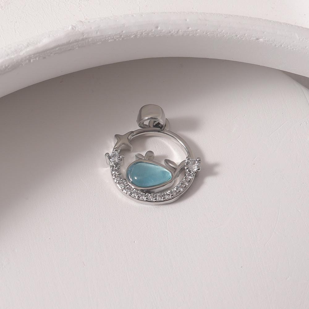 Элегантное женское серебряное сине-бриллиантовое колье-подвеска в форме капли воды