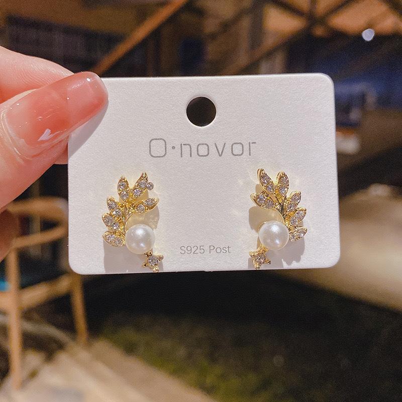 Leaf micro-inlaid pearl stud earrings women's new trendy small earrings fashion personality design temperament earrings