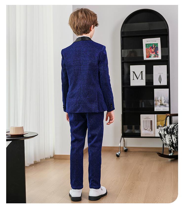 Chlapecký formální oblek v britském stylu pro družbu a klavírní vystoupení