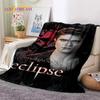 The Twilight Saga Edward Bella Mjuk Flanellfilt för Säng Sovrum Soffa Picknick, Kastfilt att Täckas med Utomhus Fritid Vilo-present