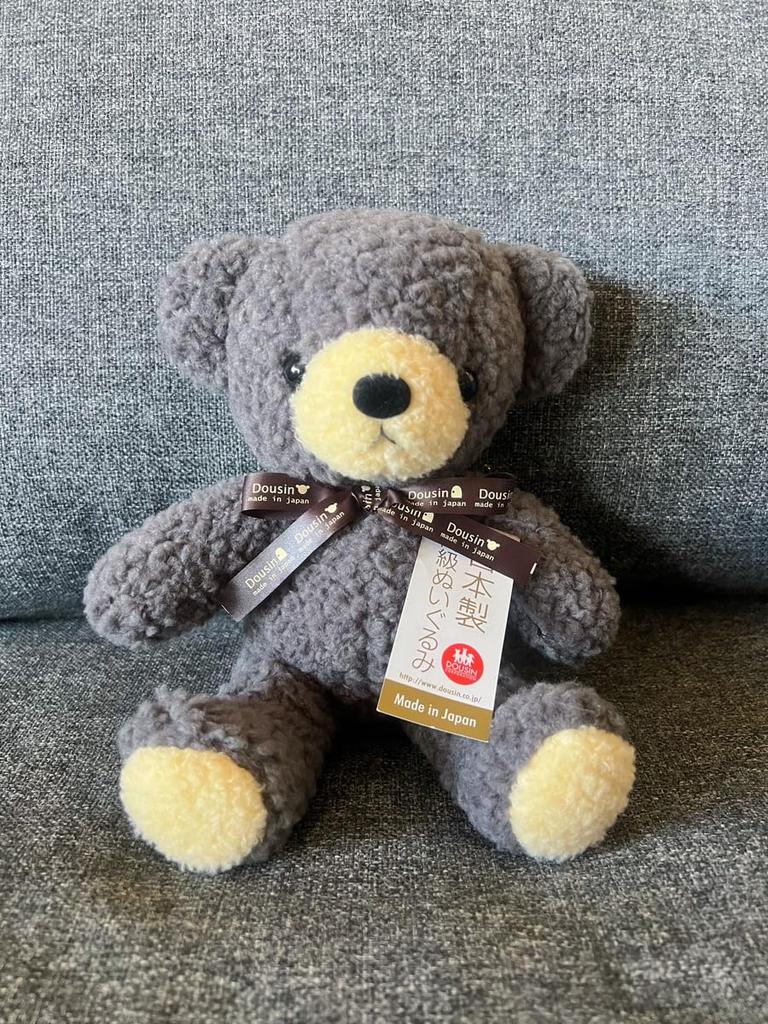 Culoare ediție limitată, cu o panglică etichetă copilărească, ursuleț pufos, mărime M, gri cărbune, fabricat în Japonia, jucărie de pluș, urs, ursuleț de pluș, animal,
