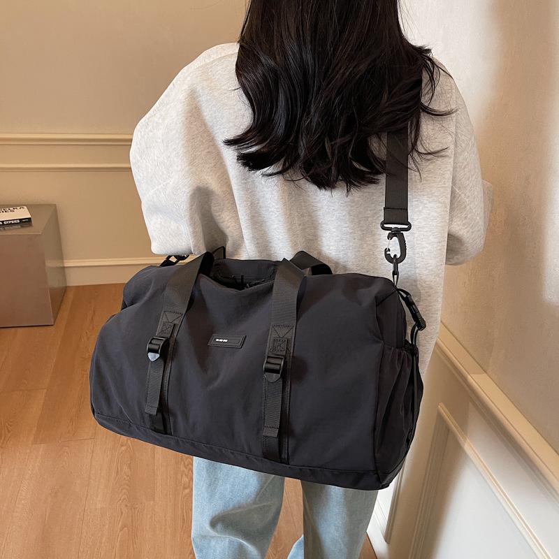 Large-capacity travel bag, multi-functional sports fitness storage bag, business travel and maternity bag, shoulder messenger bag.